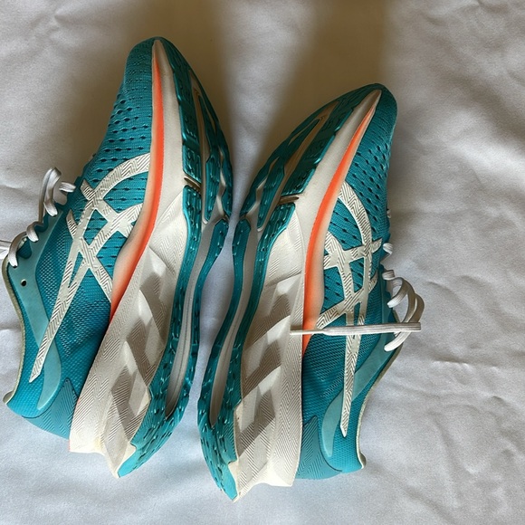 Women’s ASICS NOVABLAST aquarium/white running shoe - Picture 4 of 6